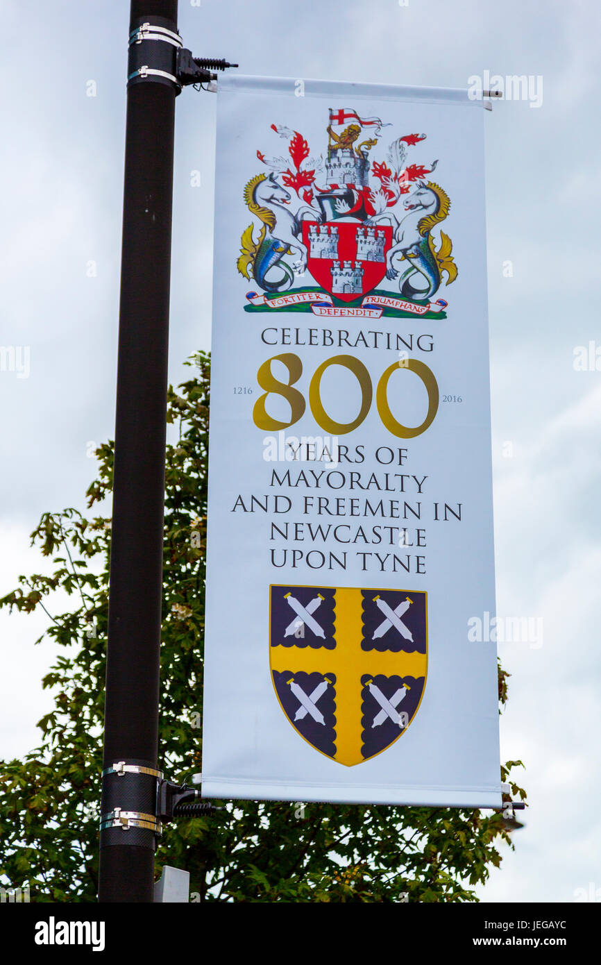 Newcastle-upon-Tyne, England, Vereinigtes Königreich.  Stadt-Banner feiert 800.. Geburtstag. Stockfoto