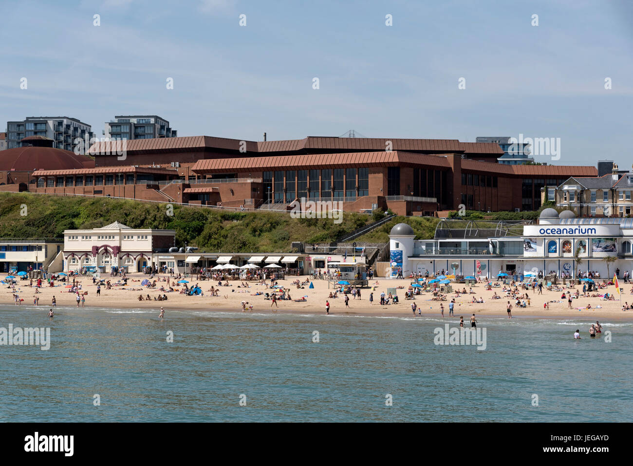 Das Bournemouth International Centre eine Konferenz und Veranstaltungsort mit Blick auf den Strand von dieser englischen Seebad. Süd-England UK. J Stockfoto