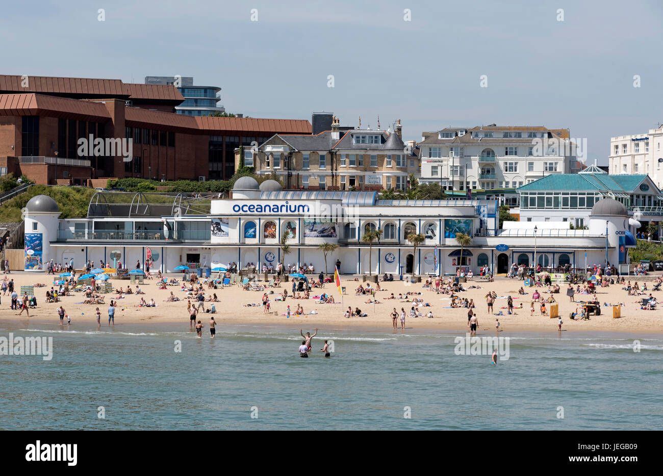 Das Bournemouth International Centre und Ozeanarium Veranstaltungsorte mit Blick auf den Strand bei diesem englischen Seebad. Stockfoto