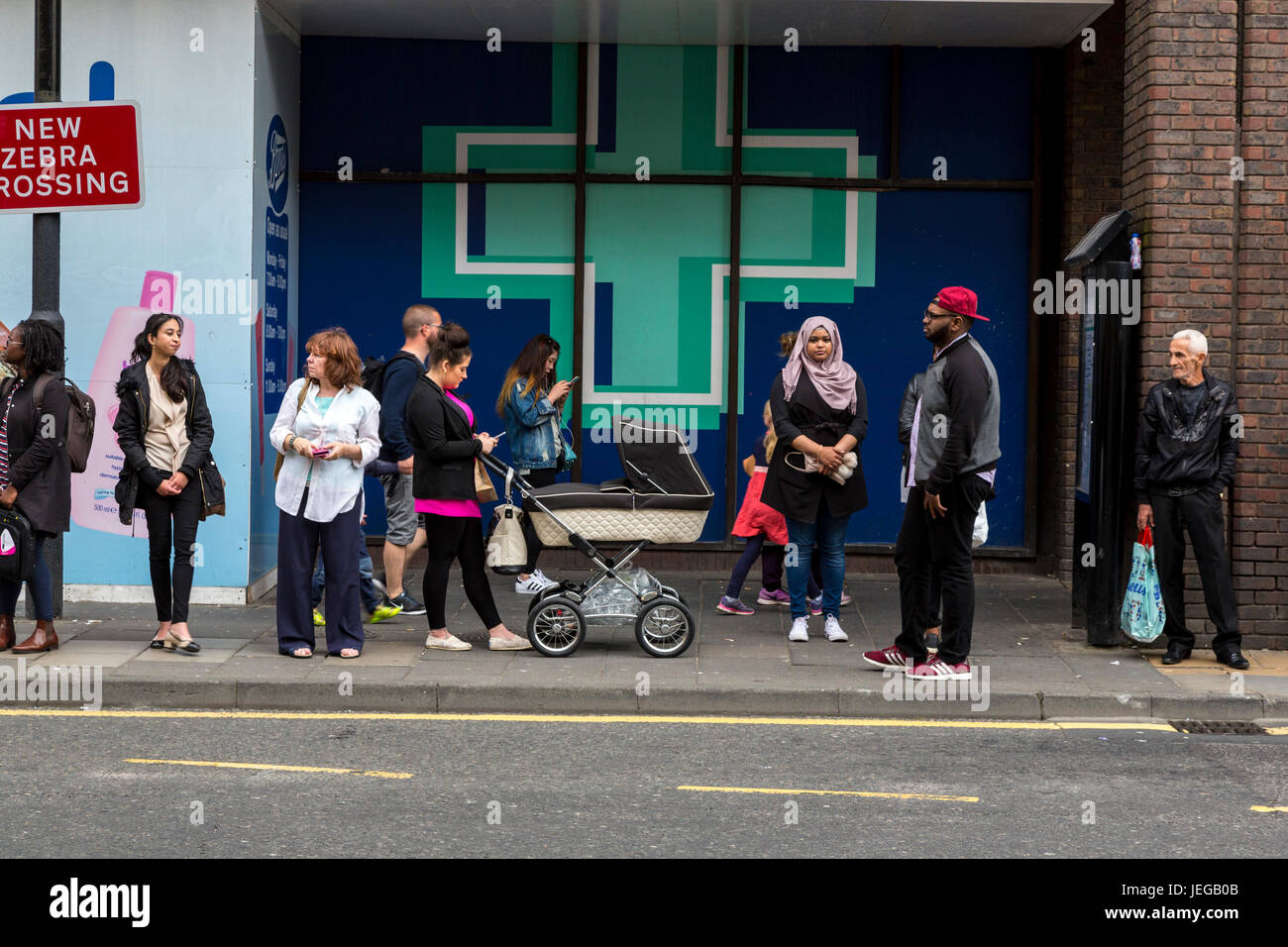 Newcastle-upon-Tyne, England, Vereinigtes Königreich.  Menschen warten auf ein Stadtbus. Stockfoto