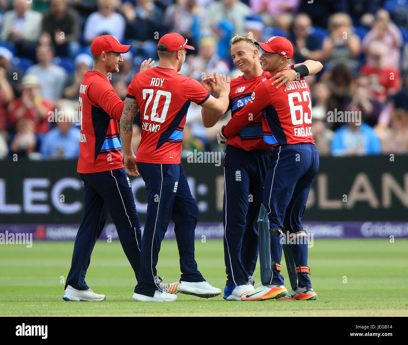Englands Tom Curran (zweiter von rechts) feiert nach der Einnahme des Wicket Südafrikas Reeze Hendricks während der T20-Match bei der SSE SWALEC, Cardiff. Stockfoto