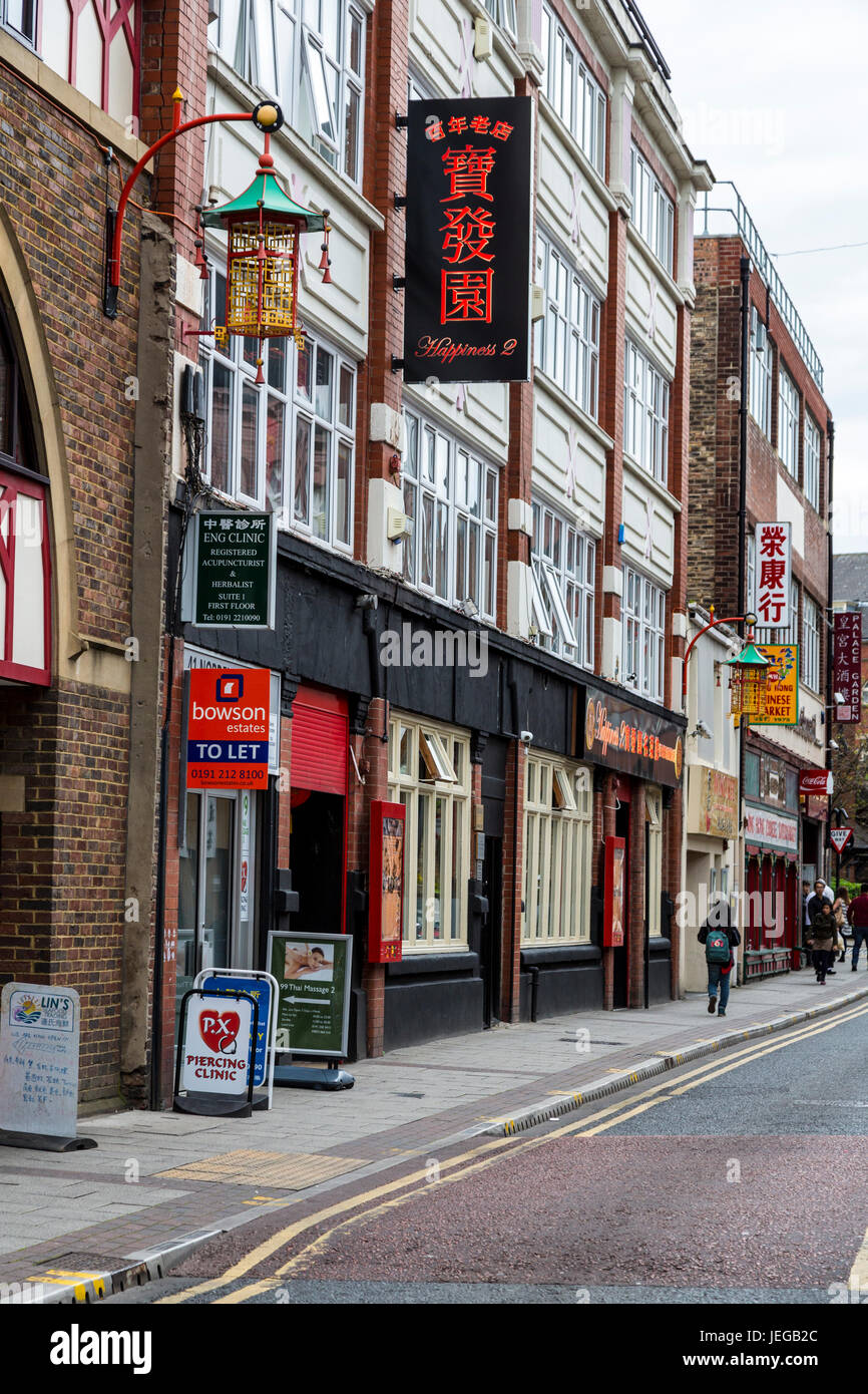 Newcastle-upon-Tyne, England, Vereinigtes Königreich.  Chinatown Straßenszene. Stockfoto