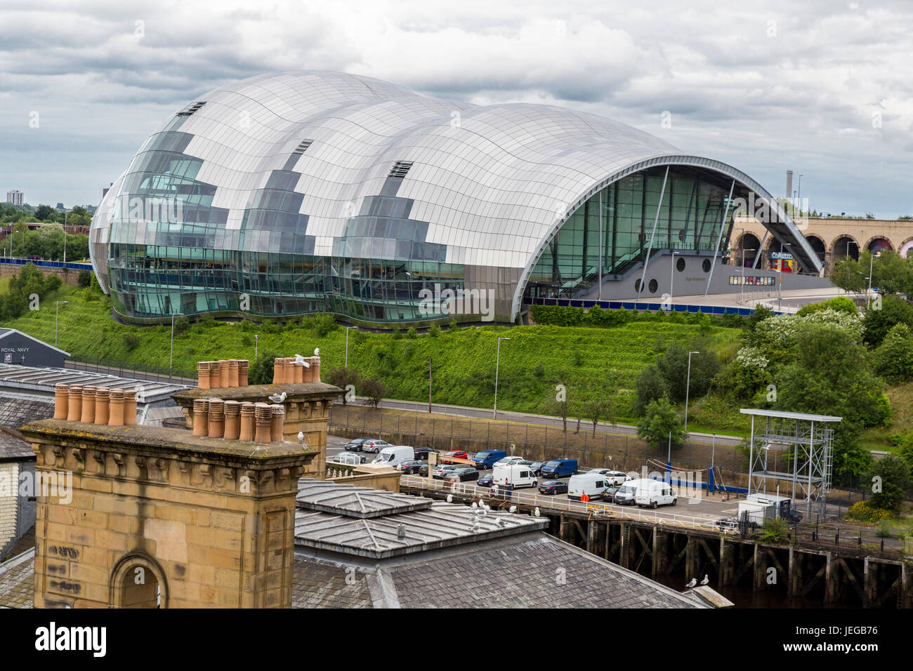 Newcastle-upon-Tyne, England, Vereinigtes Königreich.  Der Salbei Konzerthalle in Gateshead über Newcastle Dächer gesehen. Stockfoto