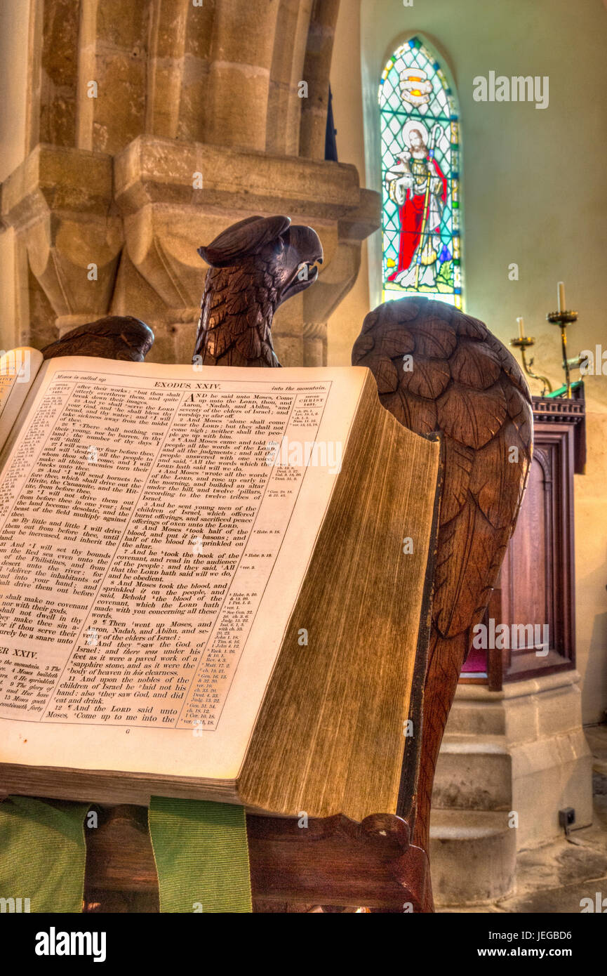 Yorkshire, England, Vereinigtes Königreich.  St. Oswald Kirche innen, Hauxwell, in der Nähe von Leyburn.  Bibel offen zu dem Buch Exodus. Stockfoto