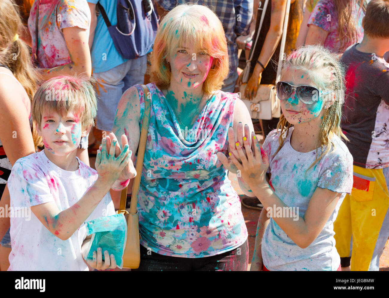 Mutter und Kinder Spaß beim Festival der Farben Stockfoto