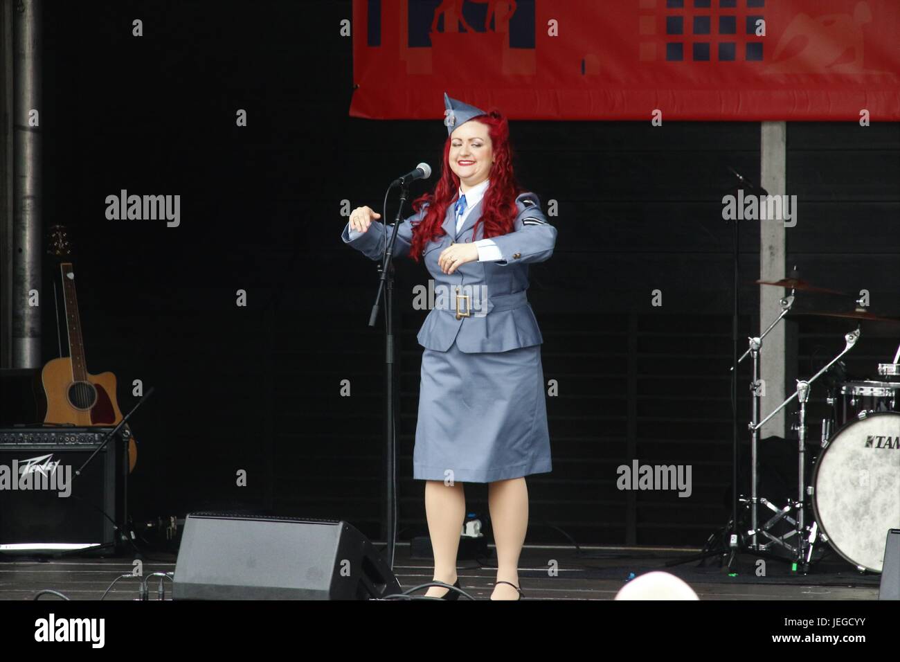 Leeds, UK. 24. Juni 2017. Tag der Streitkräfte der Leeds Samstag, 24. Juni 2017. Die jährliche Veranstaltung siehe Streitkräfte Parade durch die Innenstadt. Auch gab es einen Trommelfell-Service, gehalten durch den Bischof, wenn Leeds. Später The Lord Mayor of Leeds Ballons im Auftrag der Royal British Legion, Kredit freigegeben: Paul Ratcliffe/Alamy Live News Stockfoto