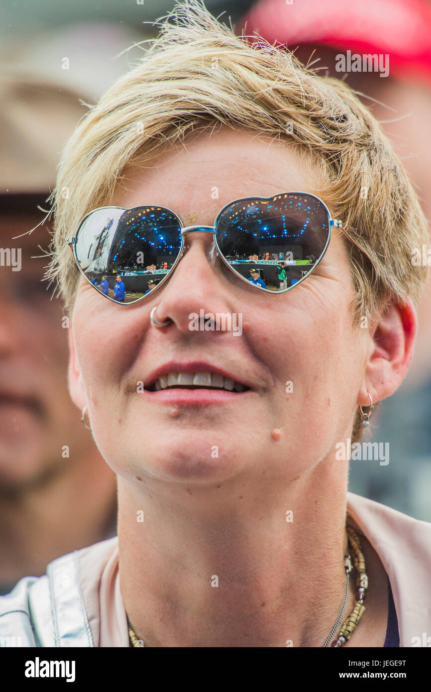 Glastonbury, Somerset, UK. 24. Juni 2017. Die Bootleg Beatles mit Pepperland Symphonia bekommen das Publikum mitsingen Beatles Klassiker - 2017 Glastonbury Festival, würdig Farm. Glastonbury, 24. Juni 2017 Credit: Guy Bell/Alamy Live-Nachrichten Stockfoto