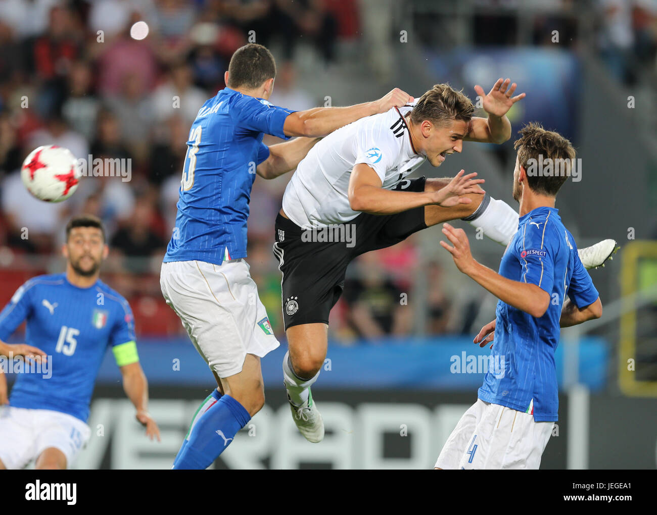 24. Juni 2017, Krakau, Polen: UEFA European u-21-Fußball-Europameisterschaft, Italien gegen Deutschland; Mattia Caldara (ITA) und Niklas Stark (GER) Herausforderung für einen Header, beobachtet von Daniele Rugani (ITA) Stockfoto