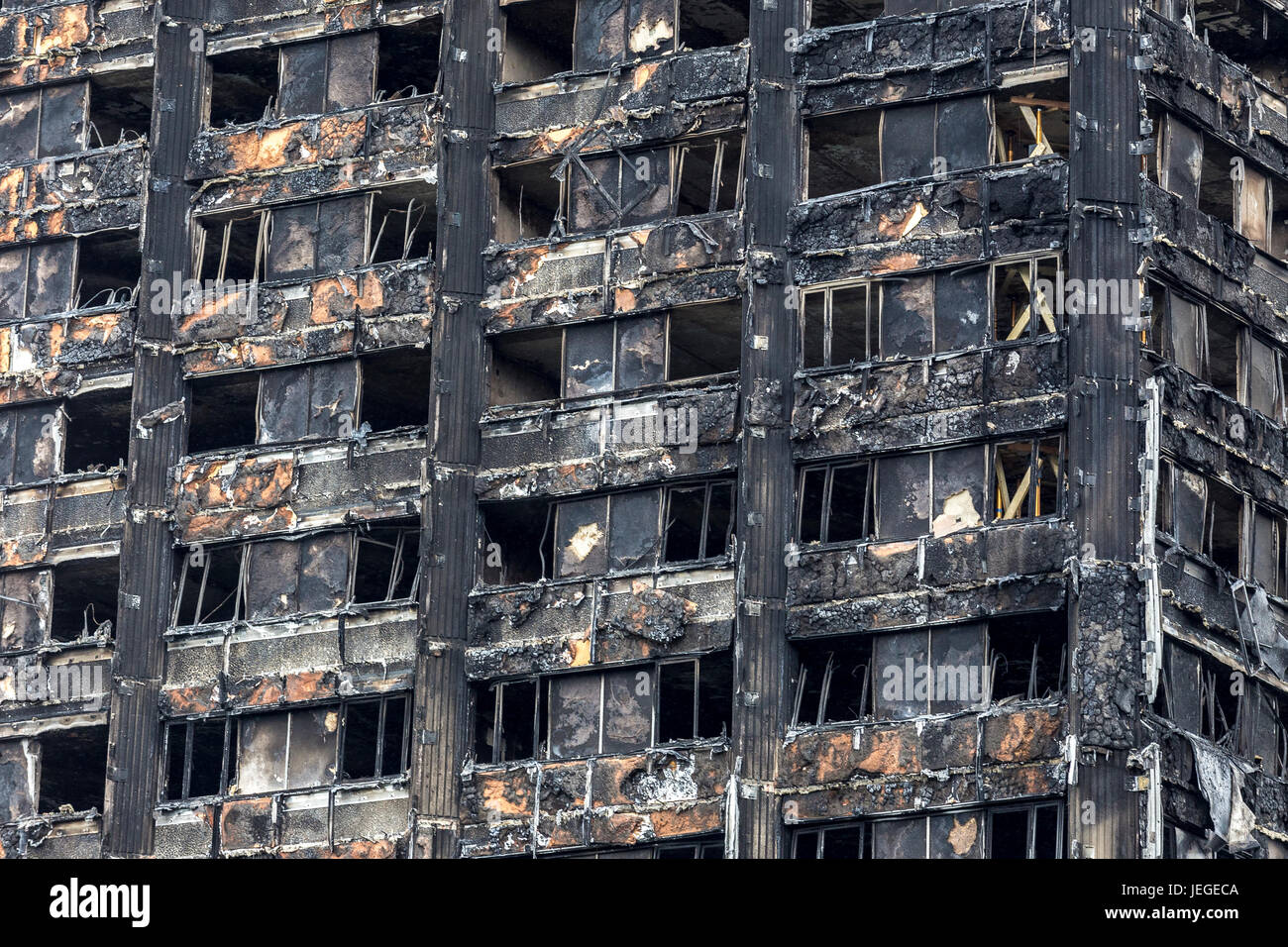London, UK. 24. Juni 2017. Grenfell Turm im Westen von London nach einem Brand zerstörte alle Gebäude und hat Dutzende von Bewohnern das Leben gekostet. Bildnachweis: Dominika Zarzycka/Alamy Live-Nachrichten Stockfoto
