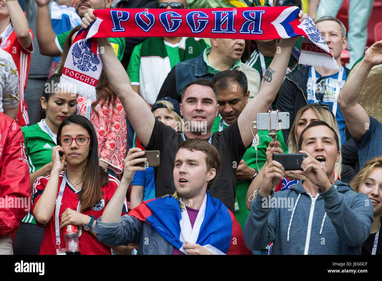 Kazan, Russland. 24. Juni 2017. Unterstützer von Russland anfeuern vor der Gruppe eine Übereinstimmung zwischen Russland und Mexiko am FIFA-Konföderationen-Pokal 2017 in Kasan, 24. Juni 2017. Mexiko 2: 1 gewonnen. Bildnachweis: Bai Xueqi/Xinhua/Alamy Live-Nachrichten Stockfoto