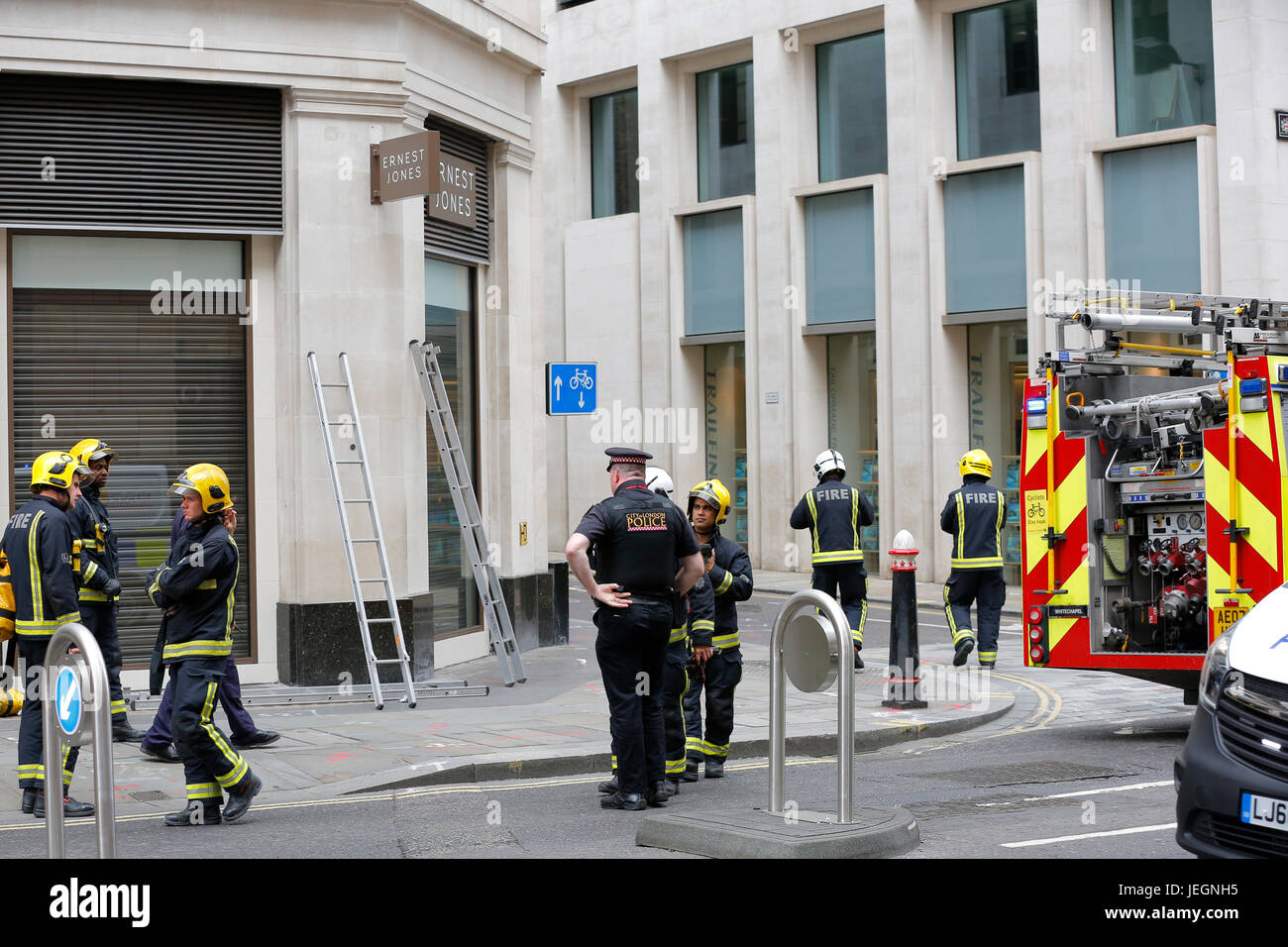 London, UK. 25. Juni 2017. Feuerwehr und Polizei reagiert auf Alarmton außerhalb Ernest Jones Schmuck Magazin auf Cheapside in der Nähe von Bank-Station in der Londoner City. Feuerwehrfahrzeuge vor den Geschäften und Polizei Verkehr auf Cheapside Aussetzung geparkt. In der Nähe von Menschen beobachten Polizei und Feuerwehr außen Ernest Jones Shop zu sammeln. Lauter Alarm ertönt Umgebung. Feuerwehrfahrzeuge waren die ersten, zu reagieren, wie Polizei wenige Minuten später eintraf. Alles sieht sicher von außen keine sichtbaren Feuer zu sehen oder kein Rauch, überall in der Gegend zu sehen. Bildnachweis: Antanas Martinkus für CTJA/Alamy Live-Nachrichten Stockfoto