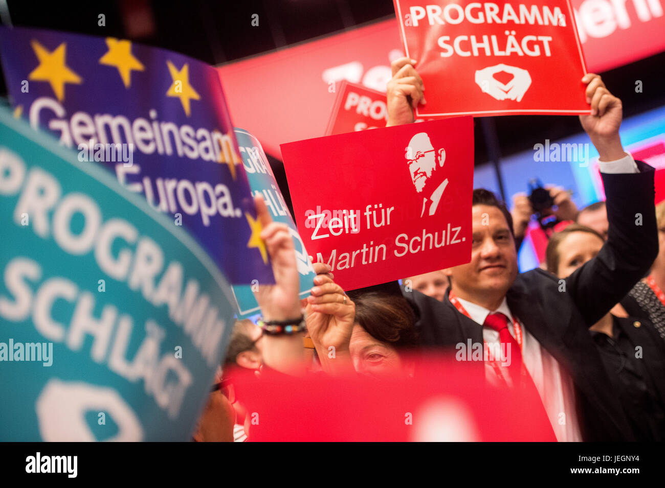 Dortmund, Deutschland. 25. Juni 2017. SPD-Mitglieder halten hohe Schilder mit den Aufschriften "das Programm wird der Merkel-Diamant besiegen", "Miteinander für Europa" und "Zeit für Martin Schulz" während der Party besondere Übereinkommen für den Abschluss der seinen Wahlkampf programmieren, die fand in Dortmund, Deutschland, 25. Juni 2017. Foto: Jonas Güttler/Dpa/Alamy Live News Stockfoto