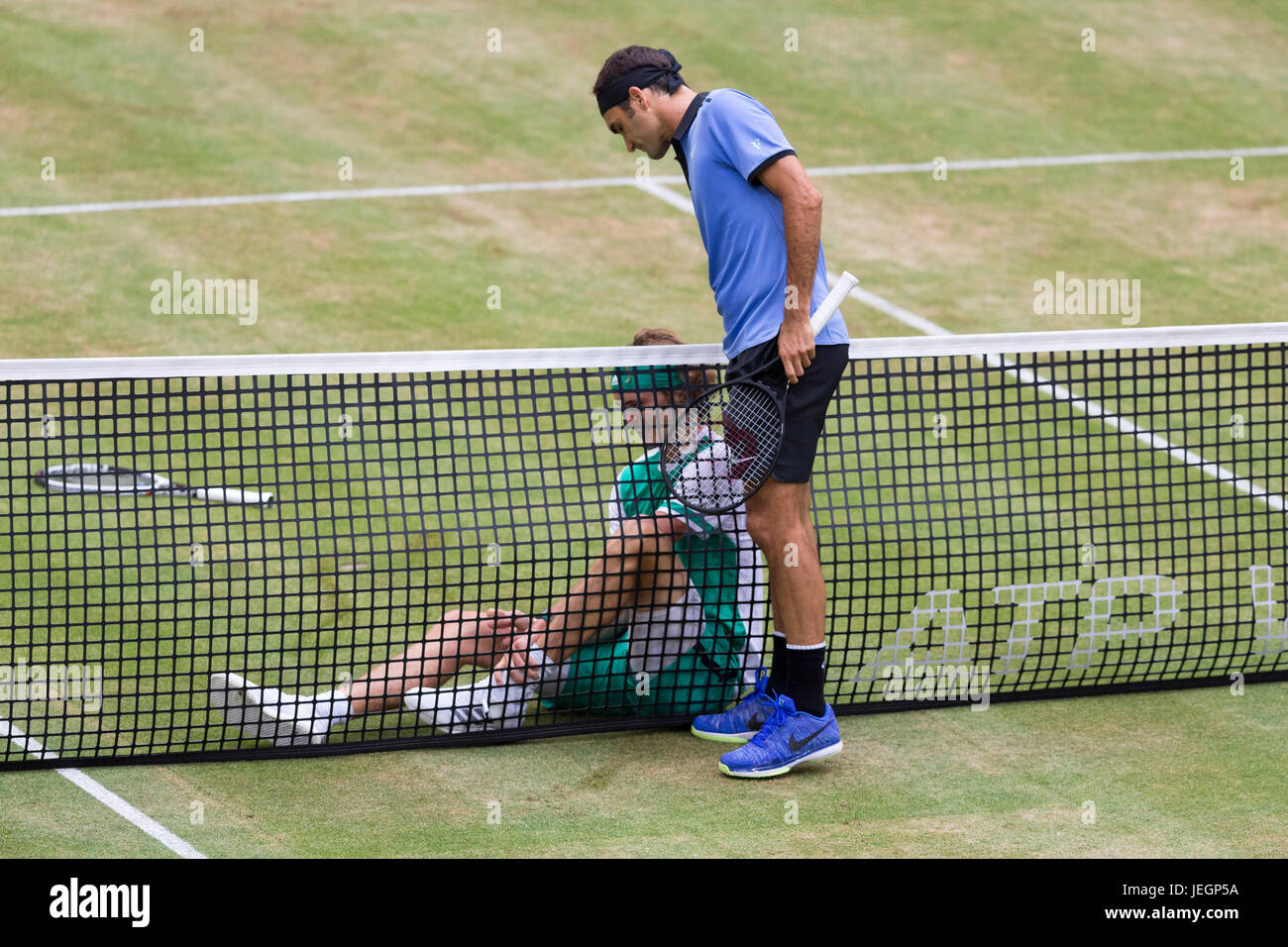 Roger Federer der Schweiz prüft auf Alexander Zverev Deutschlands nach er in das Finale der Gerry Weber Open in Halle schlüpfte. Stockfoto