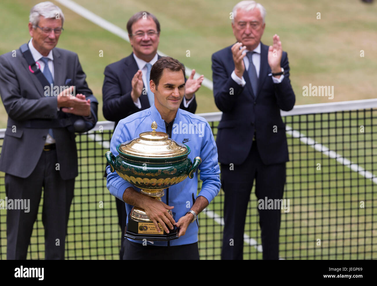 Roger Federer der Schweiz mit der Gerry Weber-Trophäe nach seinem Sieg im Finale der Gerry Weber Open in Halle. Stockfoto