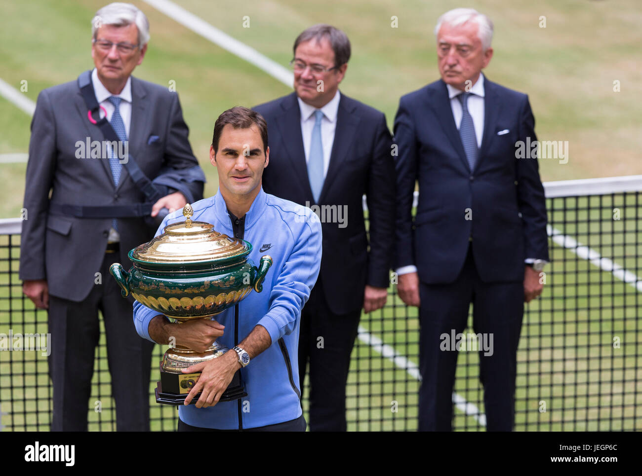 Roger Federer der Schweiz mit der Gerry Weber-Trophäe nach seinem Sieg im Finale der Gerry Weber Open in Halle. Stockfoto
