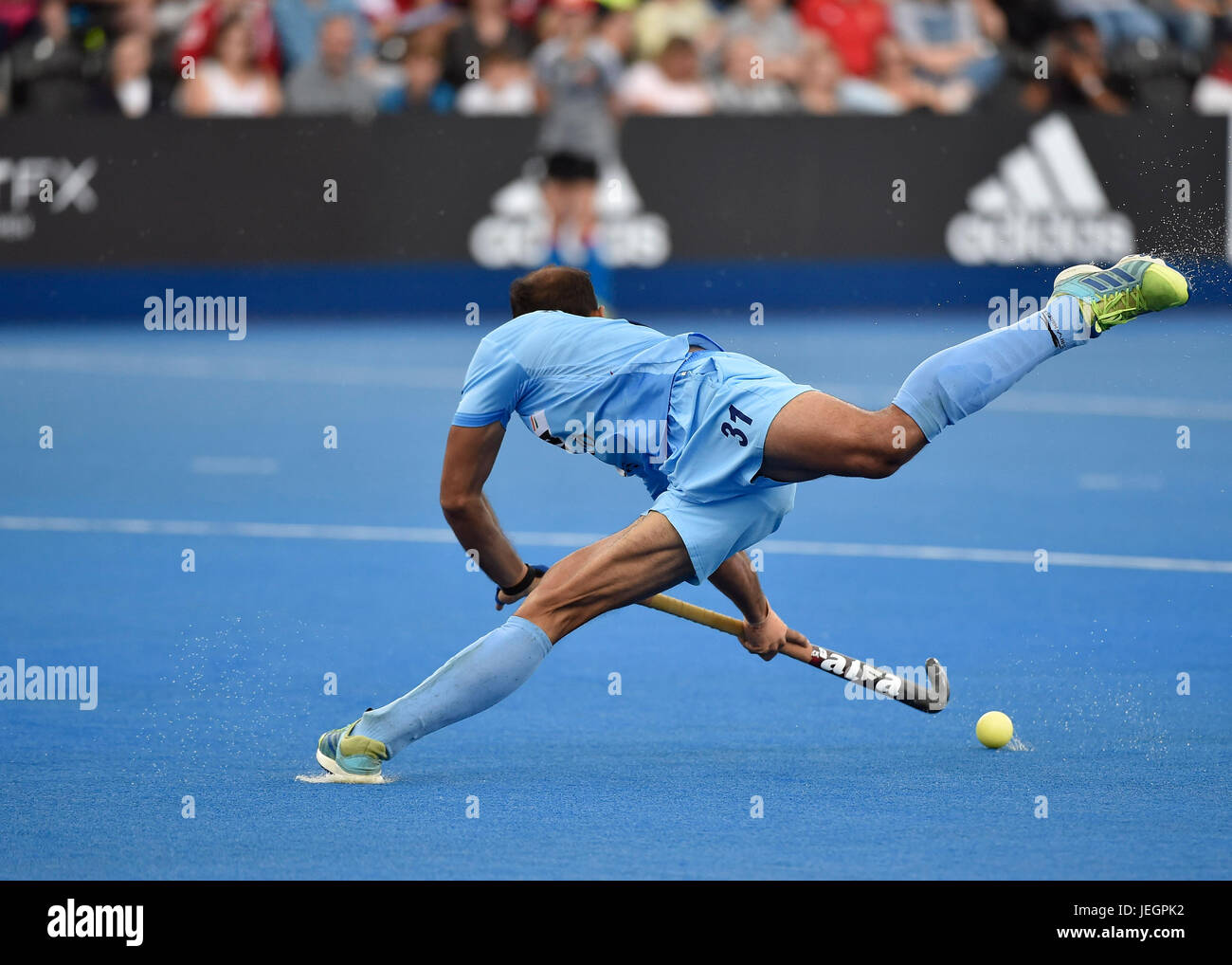 London, UK. 25. Juni 2017. SINGH Ramandeep (IND) in Aktion während der Held Hockey World League Halbfinale (Männer) Indai Vs Kanada an Lee Valley Hockey und Tennis-Center am Sonntag. Bildnachweis: Taka Wu/Alamy Live-Nachrichten Stockfoto