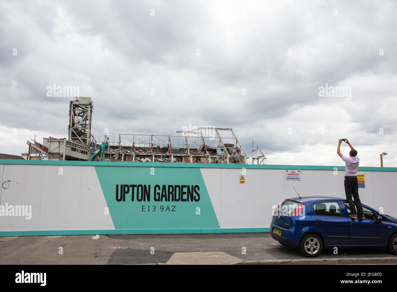 London, UK. 25. Juni 2017. Ein Mann steht auf ein Auto, um die Reste der Boleyn Ground, West Ham United ehemaligen Stadion in Upton Park fotografieren. Die Boleyn Ground wird abgerissen - nur ein kleiner Ausschnitt aus der Westtribüne jetzt bleibt - im Rahmen der Vorbereitungen für Barratts Upton Gärten Entwicklung. Bildnachweis: Mark Kerrison/Alamy Live-Nachrichten Stockfoto