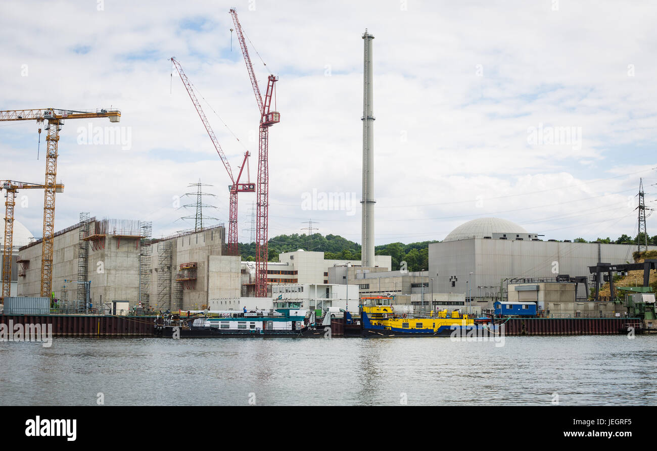 Die Transportschiffe Edda (L) und Ronja für die trocken Fass Lagerung des Atommülls sind auf dem Neckar Rive am AKW Neckerwestheim, Deutschland, 25. Juni 2017. Anbieter EnBW Energiepläne auf Tranporting nukleare Abfälle auf dem Wasser zum ersten Mal in Deutschland in den kommenden Tagen. Foto: Christoph Schmidt/dpa Stockfoto