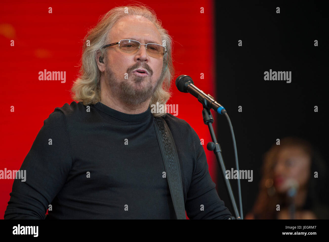 Glastonbury, UK. 25. Juni 2017. Barry Gibb von den Bee Gees spielt der Pyramide Bühne - 2017 Glastonbury Festival, würdig Farm. Glastonbury, 25. Juni 2017 Credit: Guy Bell/Alamy Live-Nachrichten Stockfoto