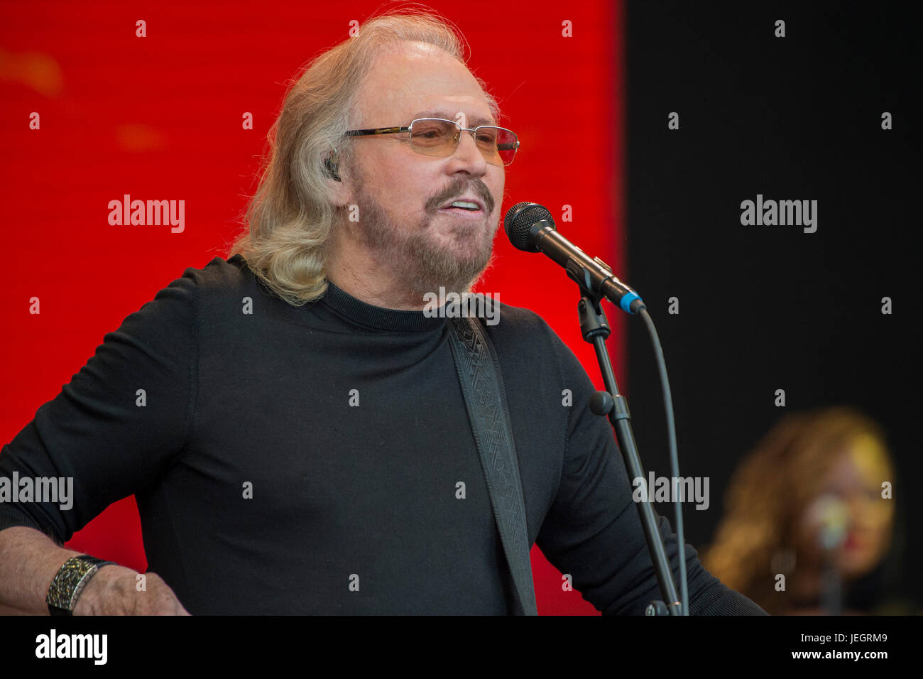 Glastonbury, UK. 25. Juni 2017. Barry Gibb von den Bee Gees spielt der Pyramide Bühne - 2017 Glastonbury Festival, würdig Farm. Glastonbury, 25. Juni 2017 Credit: Guy Bell/Alamy Live-Nachrichten Stockfoto