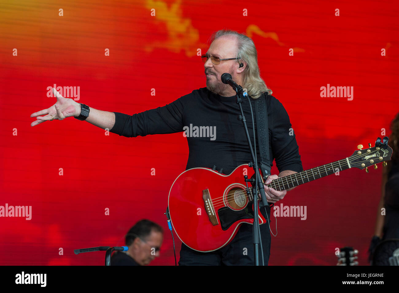 Glastonbury, UK. 25. Juni 2017. Barry Gibb von den Bee Gees spielt der Pyramide Bühne - 2017 Glastonbury Festival, würdig Farm. Glastonbury, 25. Juni 2017 Credit: Guy Bell/Alamy Live-Nachrichten Stockfoto