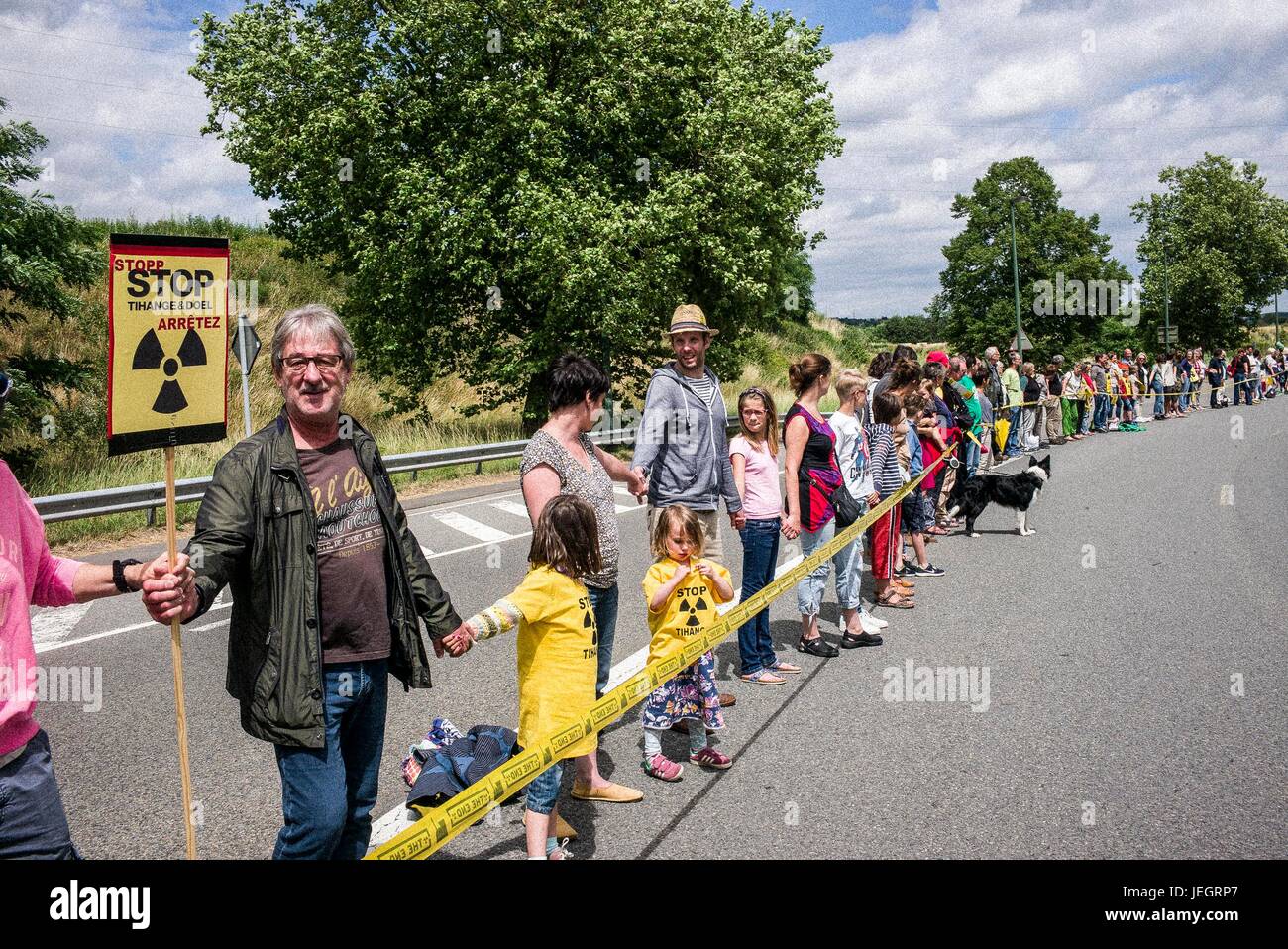 Tihange, Wallonien, Belgien. 25. Juni 2017. Belgische, niederländische und deutsche Bürger halten die Prostest im in der Nähe das Kernkraftwerk Tihange in Belgien auf 25.06.2017 Demonstranten 90 km lange Menschenkette in Tihange, Weitergabe von Maastricht in den Niederlanden bis nach Aachen erstellt. Die Organisatoren der Aktion fordern die sofortige Abschaltung der Kernkraftwerke Tihange 2 und Doel 3. von Wiktor Dabkowski Credit: Wiktor Dabkowski/ZUMA Draht/Alamy Live-Nachrichten Stockfoto
