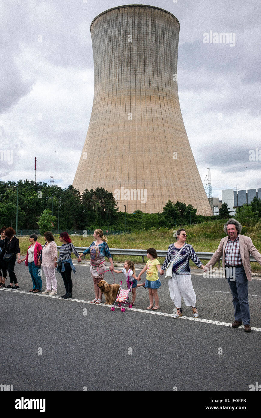 Tihange, Wallonien, Belgien. 25. Juni 2017. Belgische, niederländische und deutsche Bürger halten die Prostest im in der Nähe das Kernkraftwerk Tihange in Belgien auf 25.06.2017 Demonstranten 90 km lange Menschenkette in Tihange, Weitergabe von Maastricht in den Niederlanden bis nach Aachen erstellt. Die Organisatoren der Aktion fordern die sofortige Abschaltung der Kernkraftwerke Tihange 2 und Doel 3. von Wiktor Dabkowski Credit: Wiktor Dabkowski/ZUMA Draht/Alamy Live-Nachrichten Stockfoto