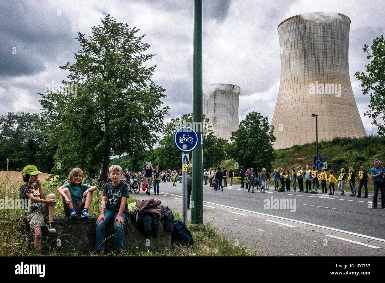 Tihange in Belgien. 25. Juni 2017. Belgische, niederländische und deutsche Bürger halten die Prostest im in der Nähe das Kernkraftwerk Tihange in Belgien auf 25.06.2017 Demonstranten 90 km lange Menschenkette in Tihange, Weitergabe von Maastricht in den Niederlanden bis nach Aachen erstellt. Die Organisatoren der Aktion fordern die sofortige Abschaltung der Kernkraftwerke Tihange 2 und Doel 3. von Wiktor Dabkowski | Nutzung weltweit Credit: Dpa/Alamy Live-Nachrichten Stockfoto