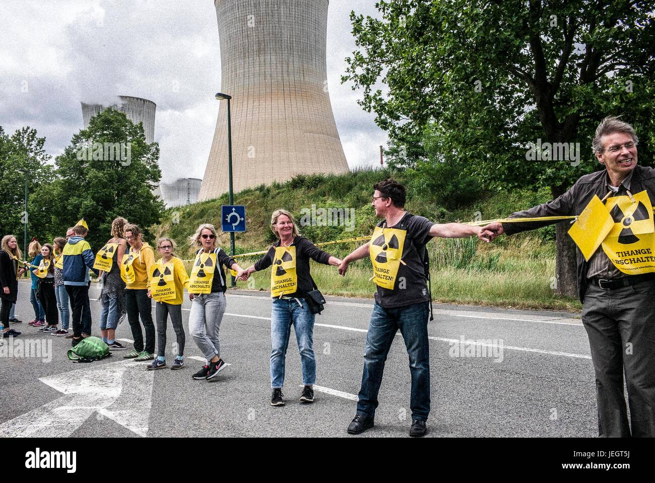 Tihange in Belgien. 25. Juni 2017. Belgische, niederländische und deutsche Bürger halten die Prostest im in der Nähe das Kernkraftwerk Tihange in Belgien auf 25.06.2017 Demonstranten 90 km lange Menschenkette in Tihange, Weitergabe von Maastricht in den Niederlanden bis nach Aachen erstellt. Die Organisatoren der Aktion fordern die sofortige Abschaltung der Kernkraftwerke Tihange 2 und Doel 3. von Wiktor Dabkowski | Nutzung weltweit Credit: Dpa/Alamy Live-Nachrichten Stockfoto