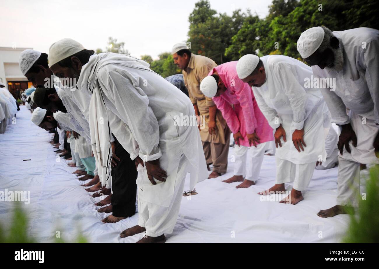 Allahabad, Uttar Pradesh, Indien. 25. Juni 2017. Allahabad: Indische Muslime bieten Gebet am Vorabend des Eid-Ul-Fitr Festival in Allahabad am 25.06.2017. Bildnachweis: Prabhat Kumar Verma/ZUMA Draht/Alamy Live-Nachrichten Stockfoto