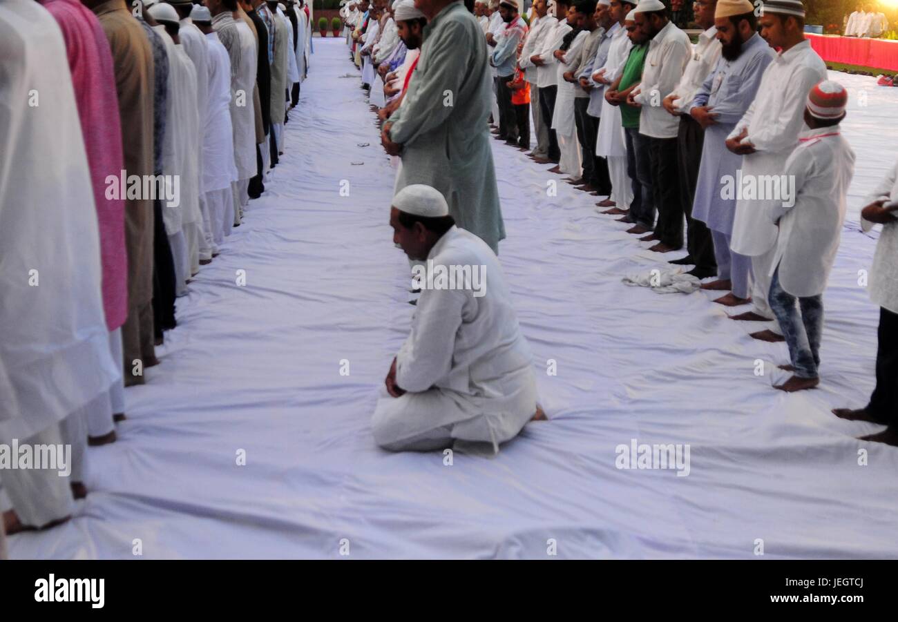 Allahabad, Uttar Pradesh, Indien. 25. Juni 2017. Allahabad: Indische Muslime bieten Gebet am Vorabend des Eid-Ul-Fitr Festival in Allahabad am 25.06.2017. Bildnachweis: Prabhat Kumar Verma/ZUMA Draht/Alamy Live-Nachrichten Stockfoto