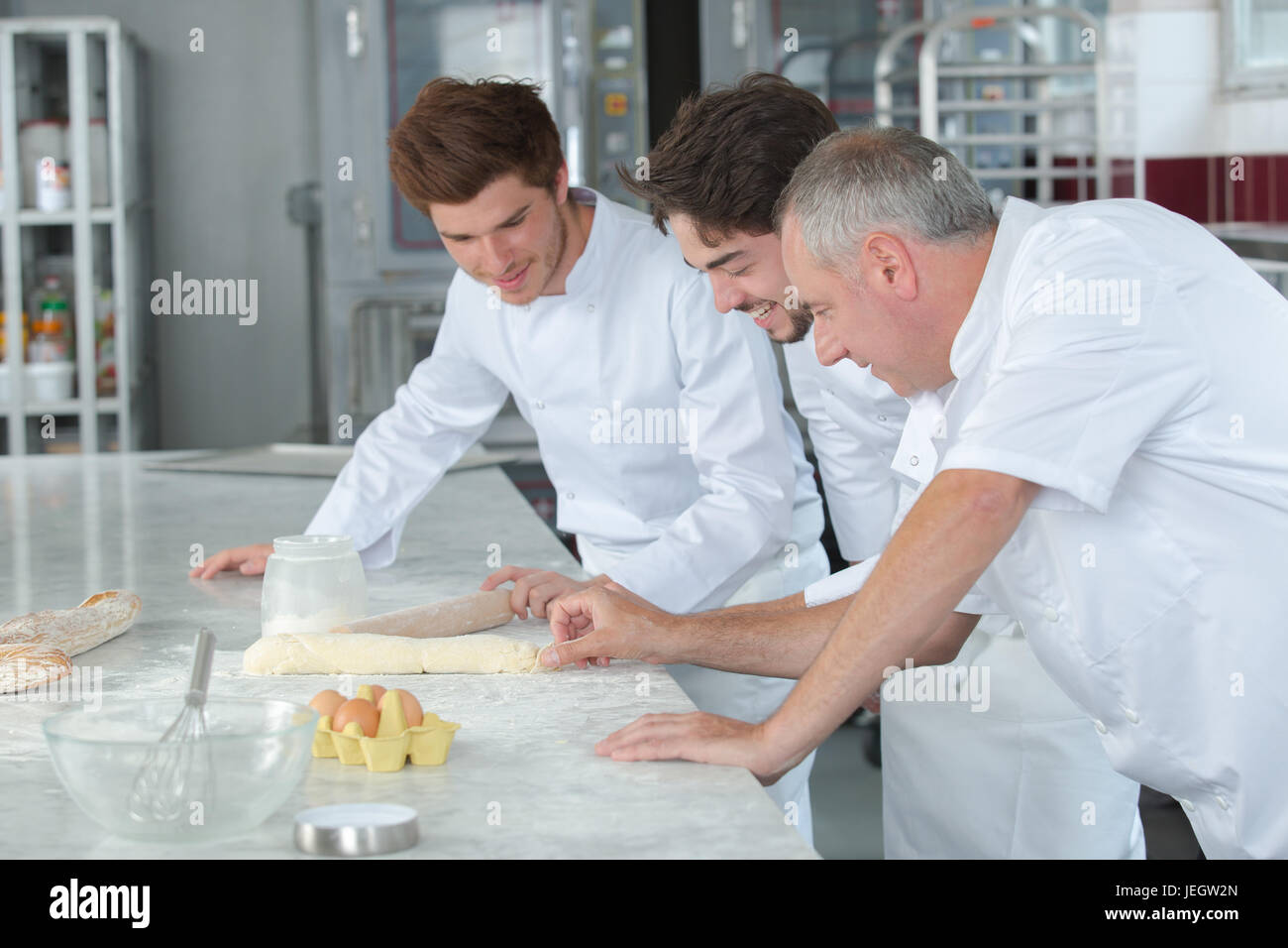 Team der Bäcker Kneten von Teig in einer Großküche Stockfoto