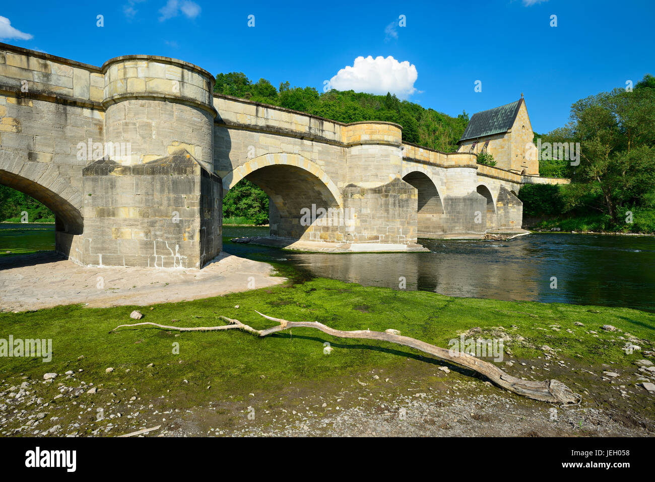Steinbrücke über den Fluss Werra, 13. Jahrhundert, auf Rückseite der Liborius-Kapelle, Creuzburg, Thüringen, Deutschland Stockfoto