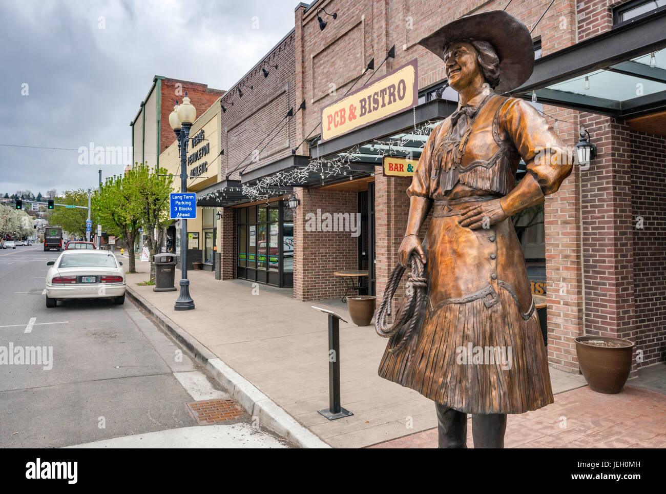 Bronzestatue von Kathleen McClintock, 1929 Pendleton Round-Up Queen, von Georgia Bunn, enthüllt 2013 auf der Main Street in Pendleton, Oregon, USA Stockfoto