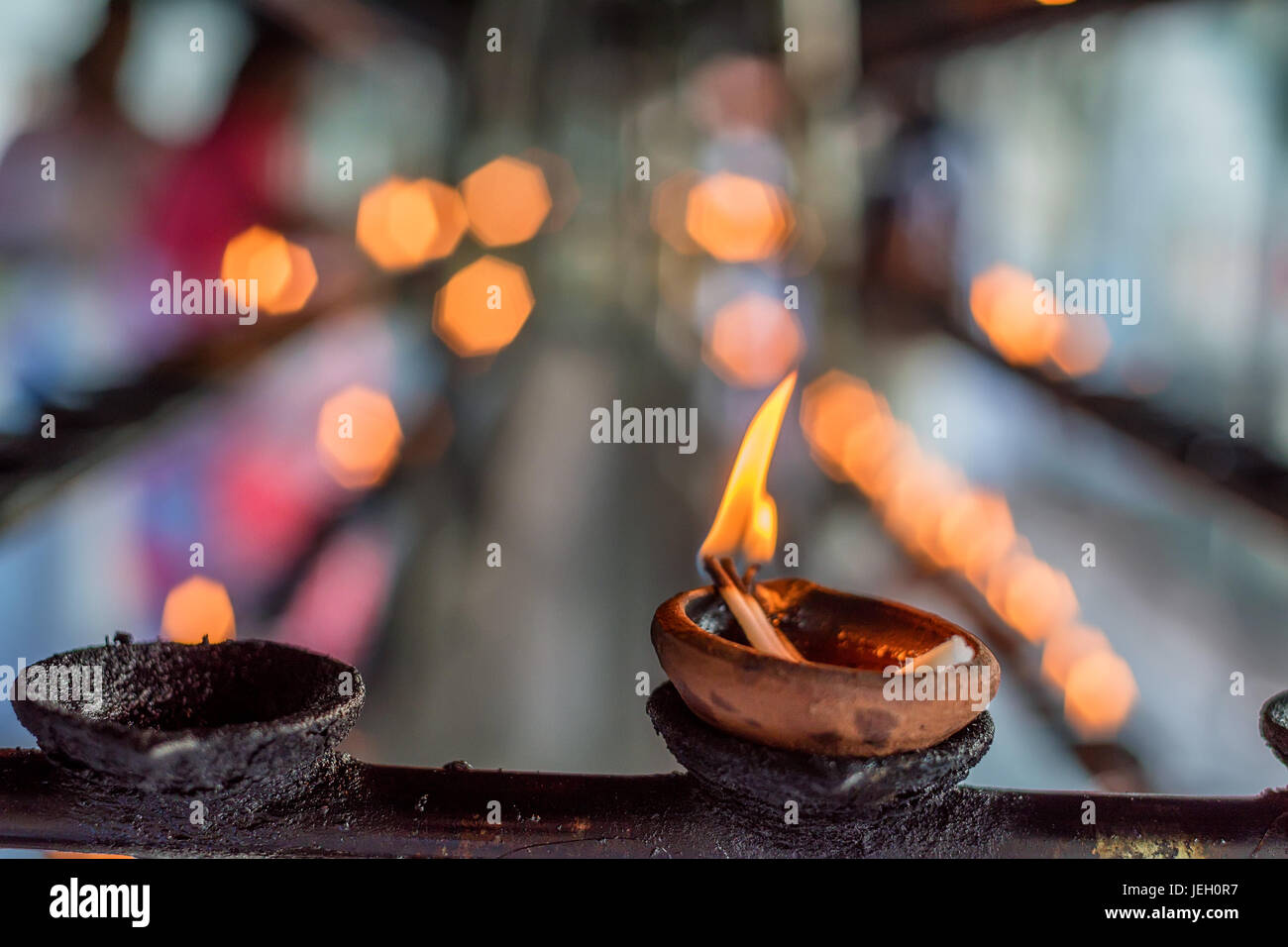 Kokosnuss Öl-Lampen im Tempel Stockfoto