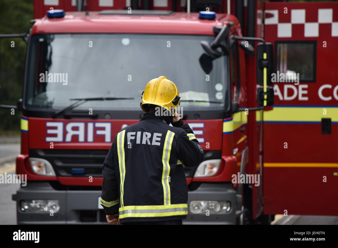 London Feuerwehr Feuerwehrmann zu Fuß in Richtung einer Feuer-Appliance Stockfoto