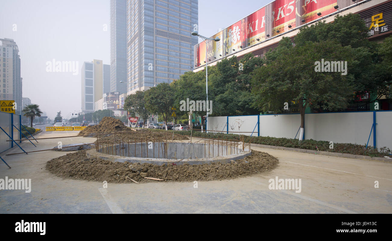 Stahlbeton Wand, mit Erde füllen, von Ausgegrabenen Welle für den Zugang neue Rohrleitungen unter Su Hui Road, Suzhou Industrial Park, Suzhou, C Stockfoto