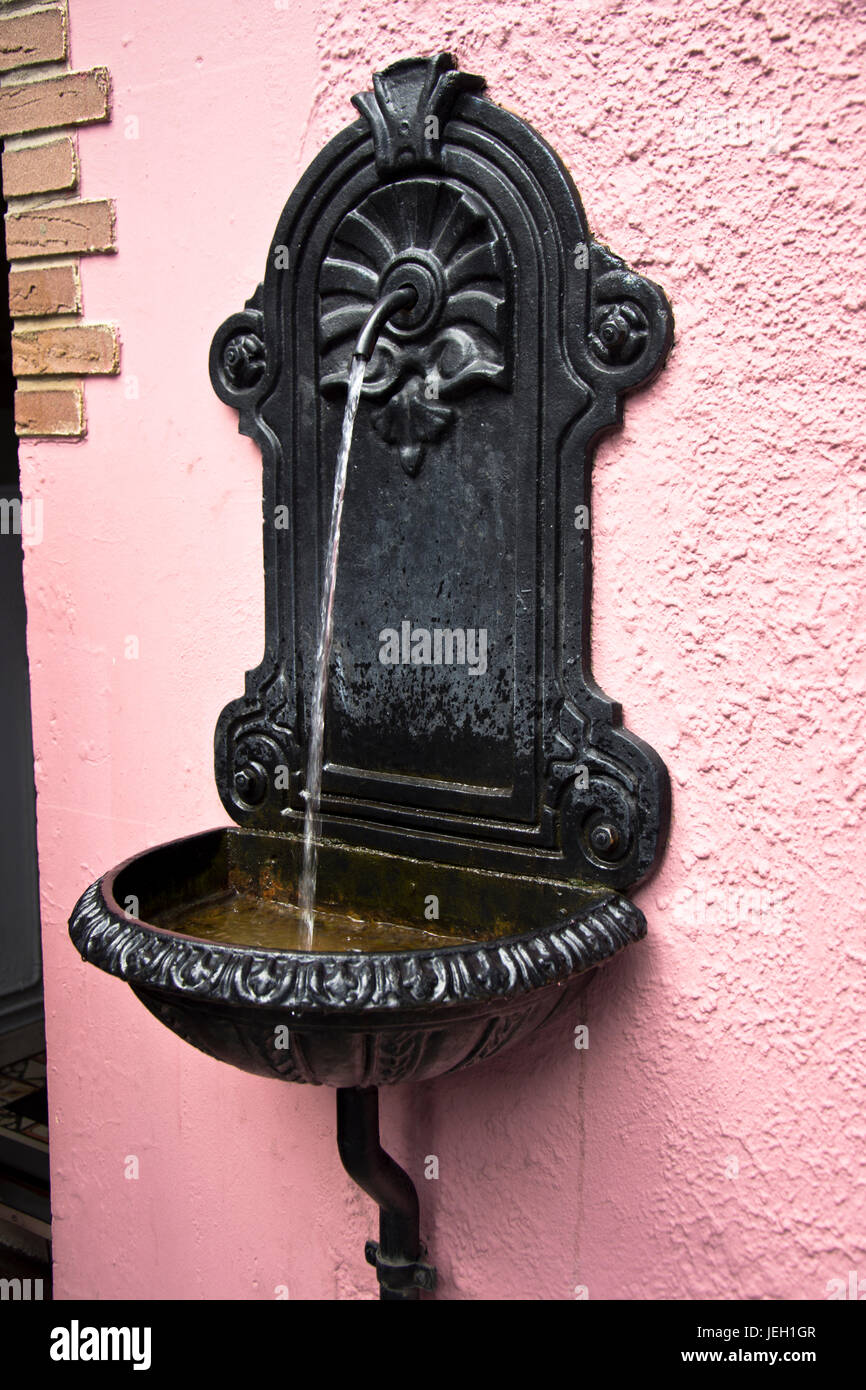 Eine dekorative Wand montierten Wasserfontäne in Reykjavik, Island. Stockfoto