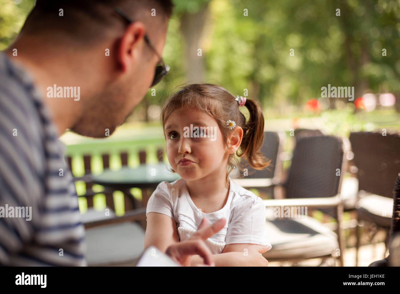 Vater junge Tochter anzuschreien Stockfoto