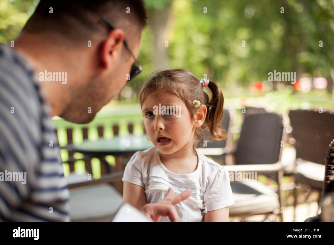 Vater junge Tochter anzuschreien Stockfoto