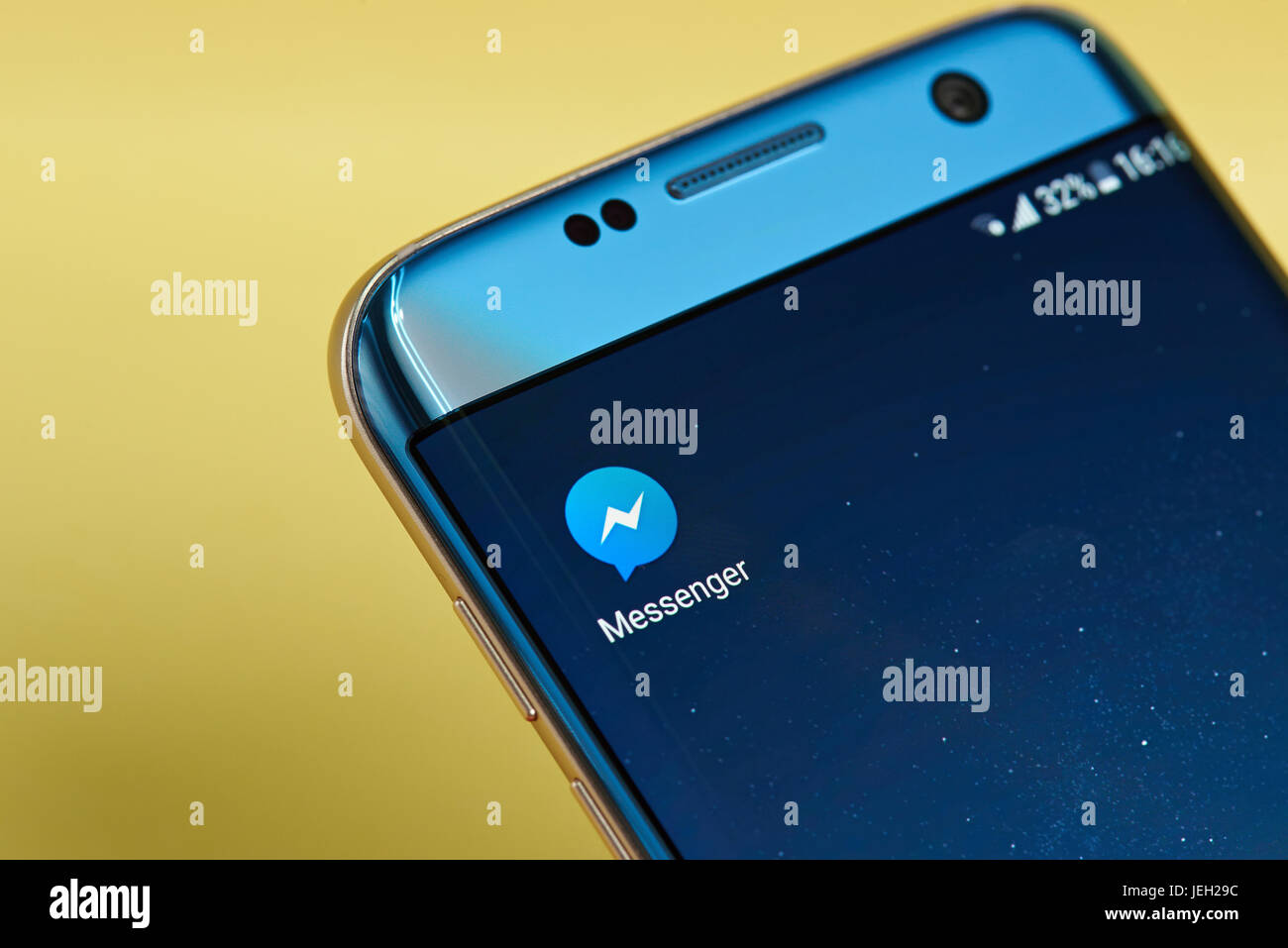 New York, USA – 23. Juni 2017: Facebook Messenger Anwendungssymbol auf Smartphone-Bildschirm Nahaufnahme. Facebook Messenger app-Symbol mit textfreiraum auf Geröll Stockfoto