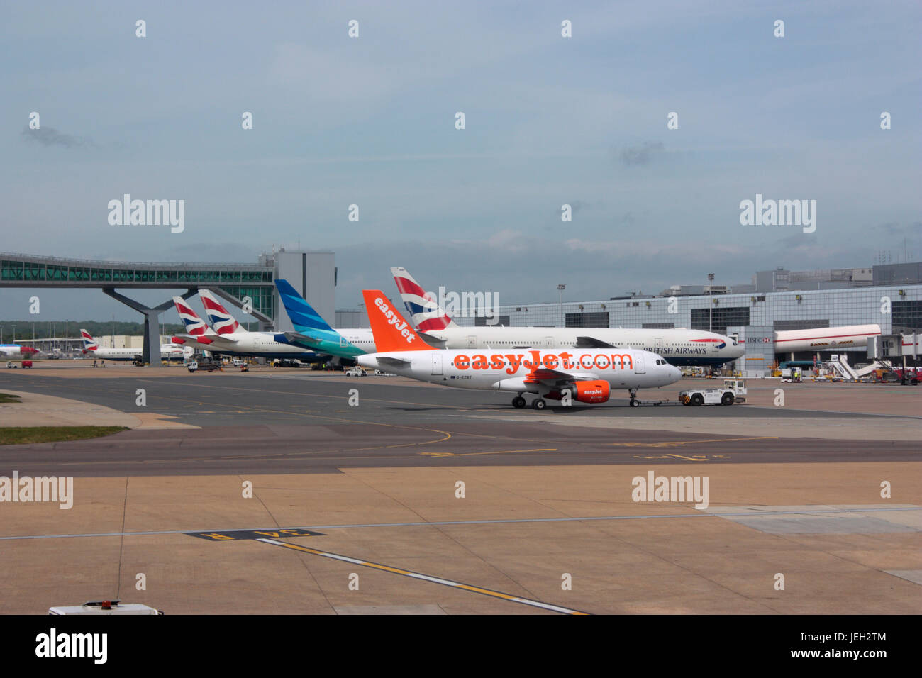 Zivile Luftfahrt. Flughafen London Gatwick, Großbritannien, mit einem easyJet Airbus A319 und anderen Flugzeugen vor ihren Toren. Kommerzielle Flugreisen und Flüge. Stockfoto