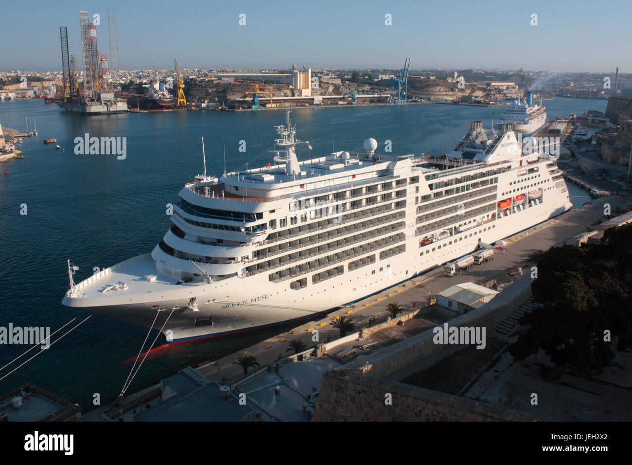 Das kreuzfahrtschiff Silver Muse in Maltas Grand Harbour. Der Tourismus ist ein wichtiger Sektor der maltesischen Wirtschaft und einen Beitrag zum Wirtschaftswachstum. Stockfoto