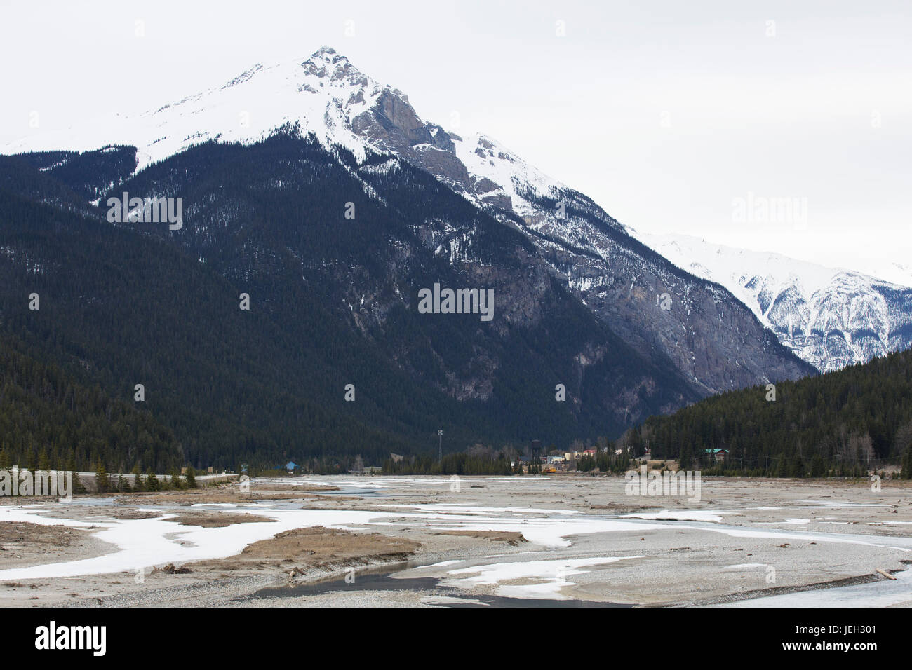 Die schneebedeckten Gipfel der kanadischen Rockies erheben sich über den Trans-Canada Highway im Westen Kanadas. Die Straße schneidet quer durch Kanada auf einer Ost-West-Achse. Stockfoto