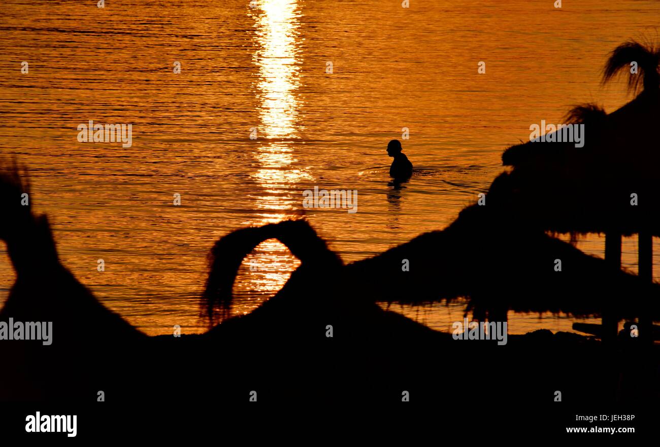 Mann zu Fuß ins Meer Stockfoto