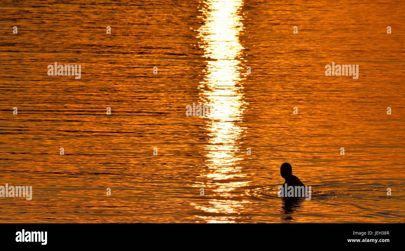 Mann zu Fuß ins Meer Stockfoto