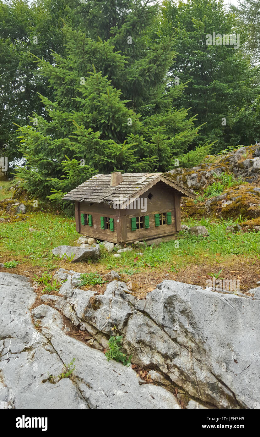 Isolierte Hütte im Wald Stockfoto