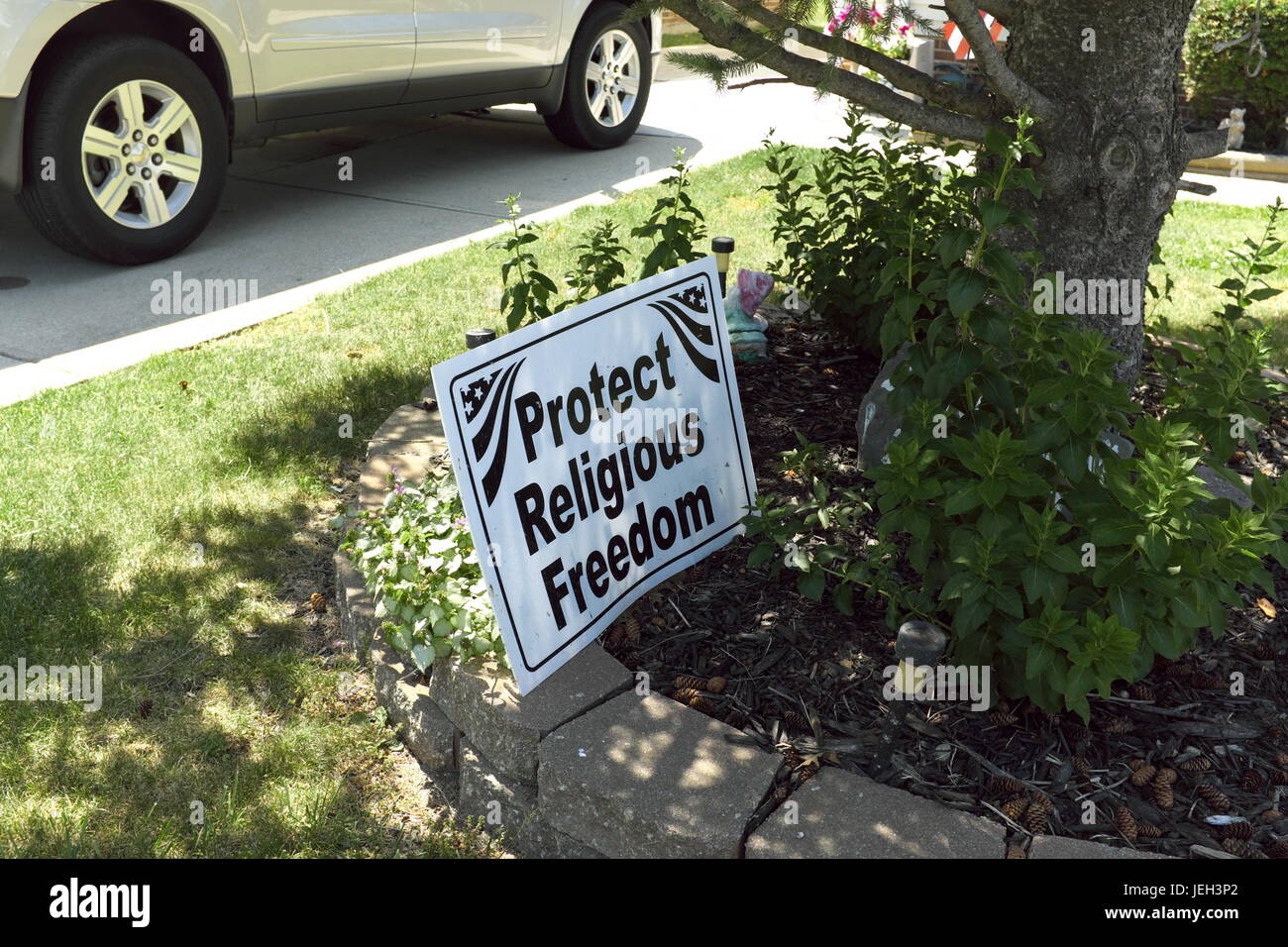 "Schutz der Religionsfreiheit" Zeichen platziert im Vorgarten eines Hauses in einem Vorort von Cleveland, Ohio, USA. Stockfoto