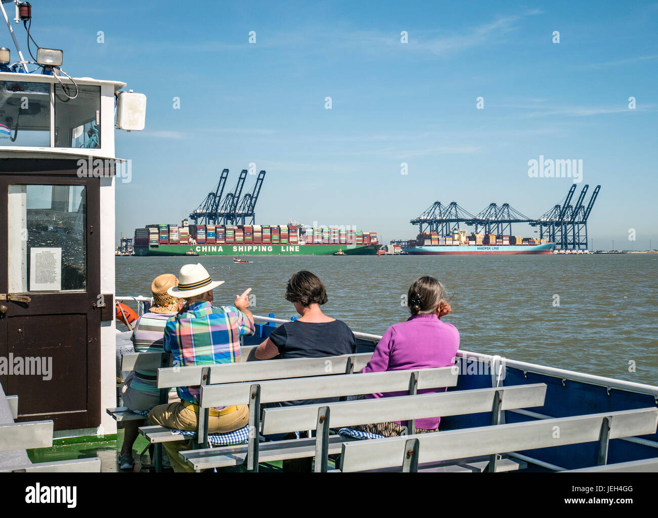 Touristen auf River Orwell Cruise anzeigen Container-Schiffe in den Hafen von Felixstowe Suffolk UK Stockfoto