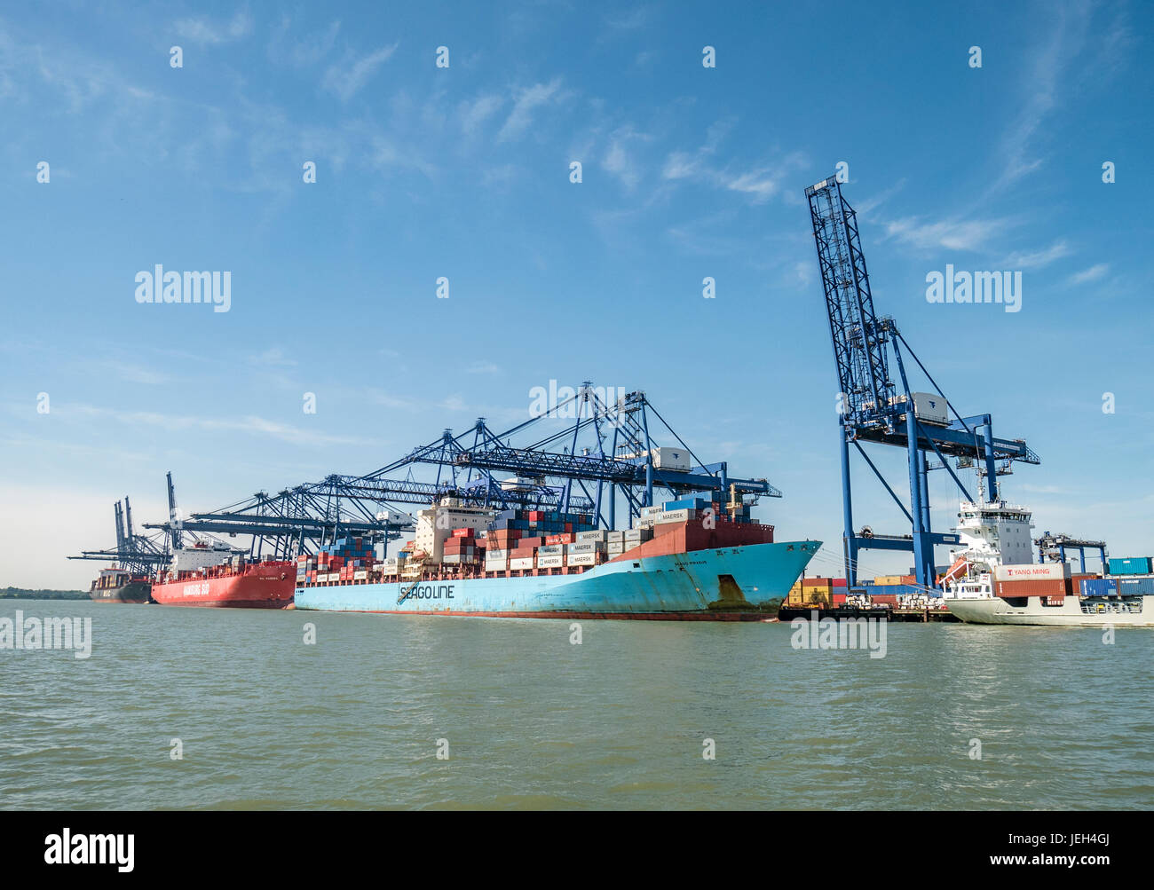 Container-Schiffe be- und Entladen am Hafen von Felixstowe Suffolk UK Stockfoto